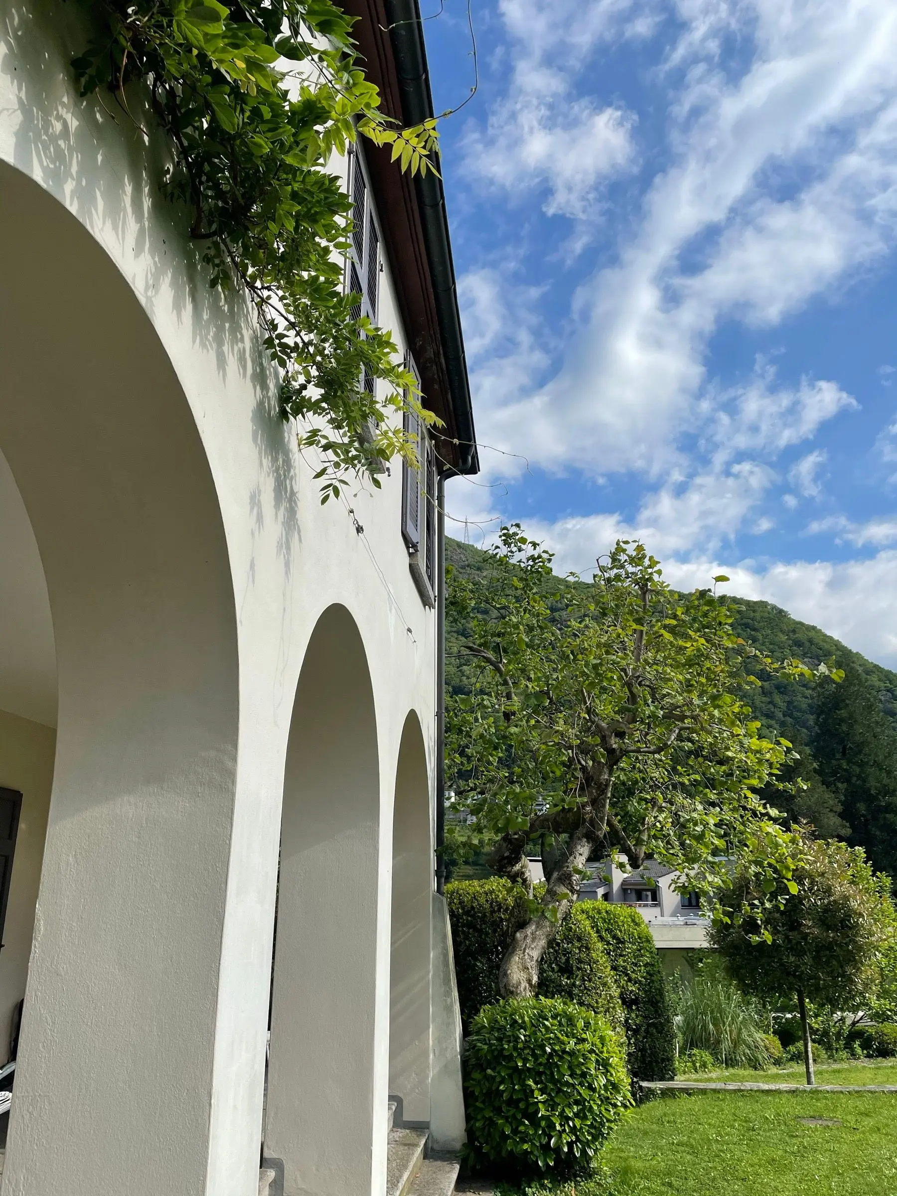 Tiefperspektive auf die Arkaden mit Blick zum Himmel