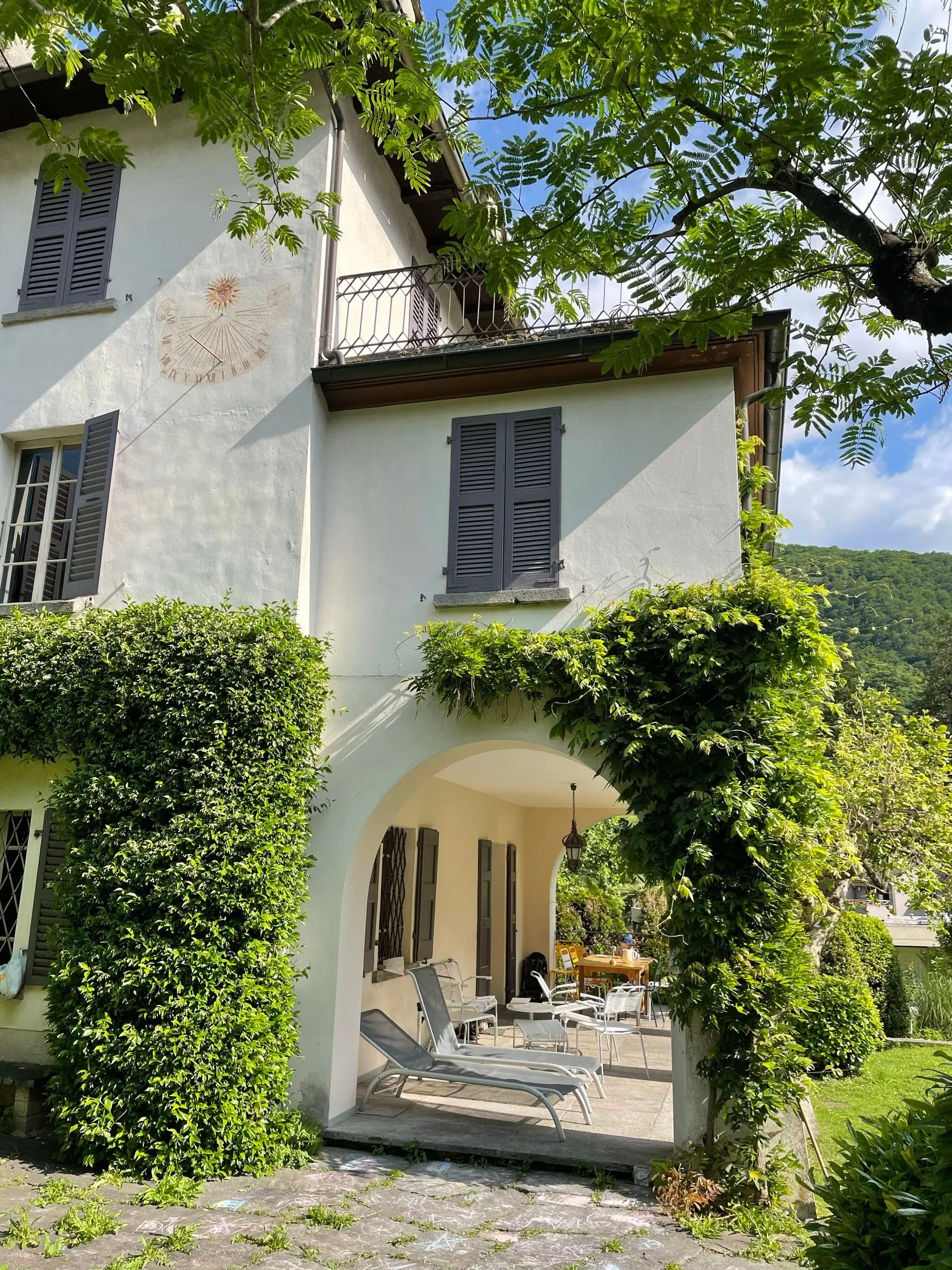 Arkaden mit Glyzinie vom Garten aus gesehen