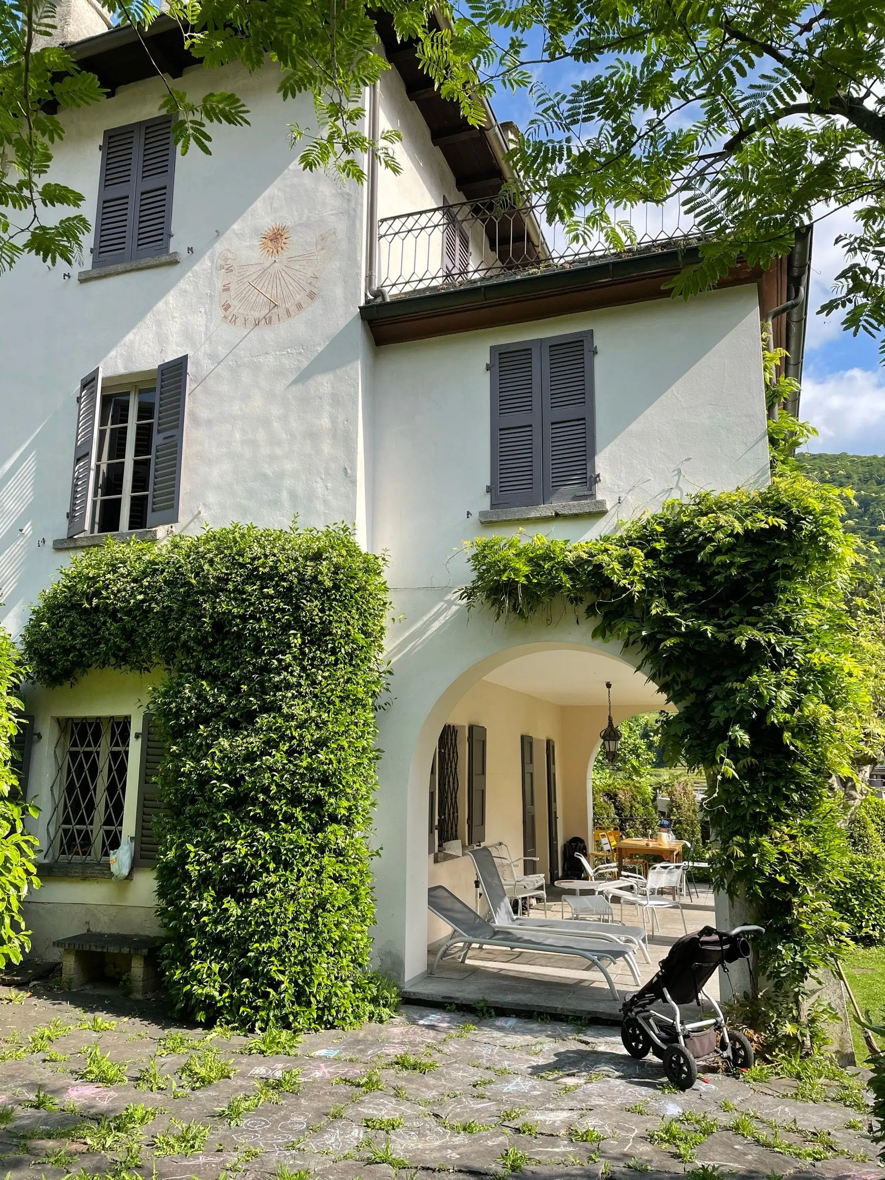 Blühende Glyzinie über der Arkaden-Veranda