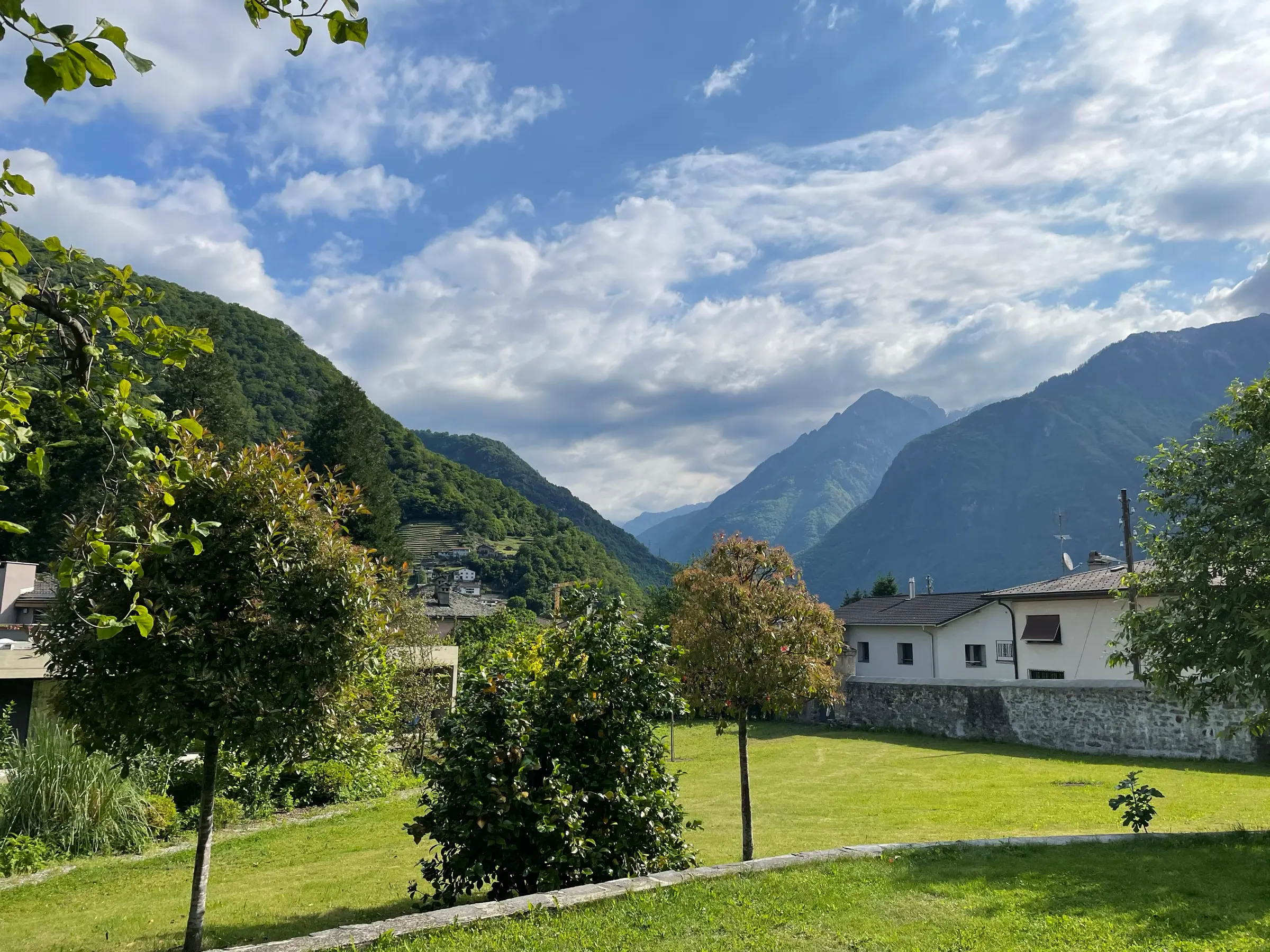 Blick auf das Misox mit den umliegenden Bergen